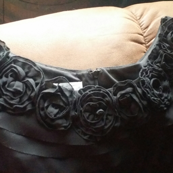 London Times Dress NWT ~ Beautiful Black Dress with flower accent - Picture 3 of 10